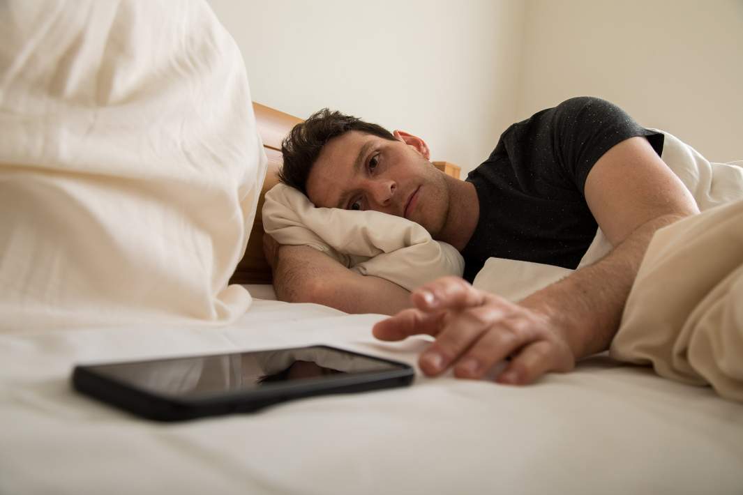 Мужчина тянется к телефону 