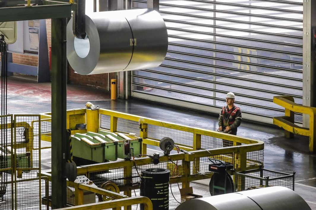 Рулоны стали на складе