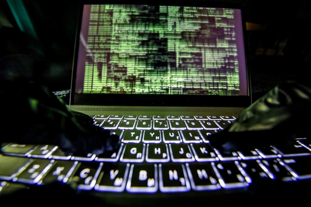 Хакер за работой 