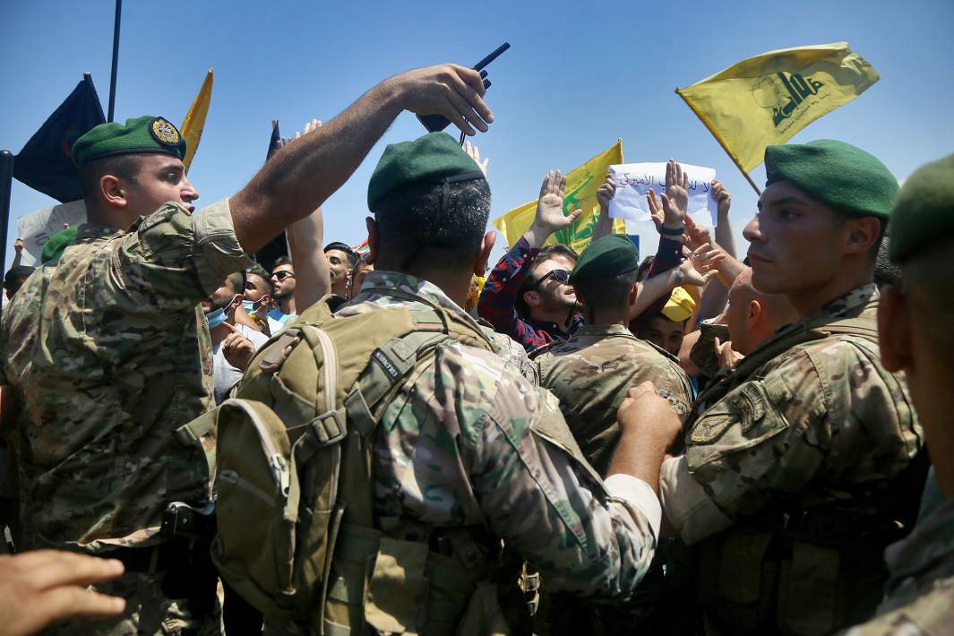 Солдаты ливанской армии блокируют дорогу