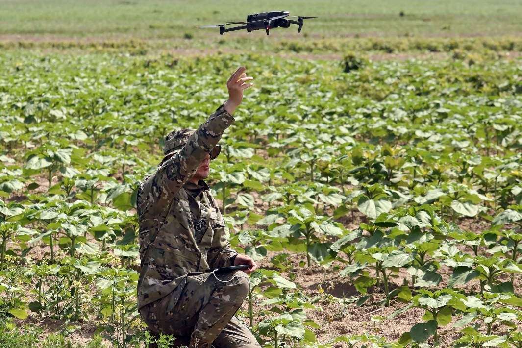 Военнослужащий ВСУ запускает дрон