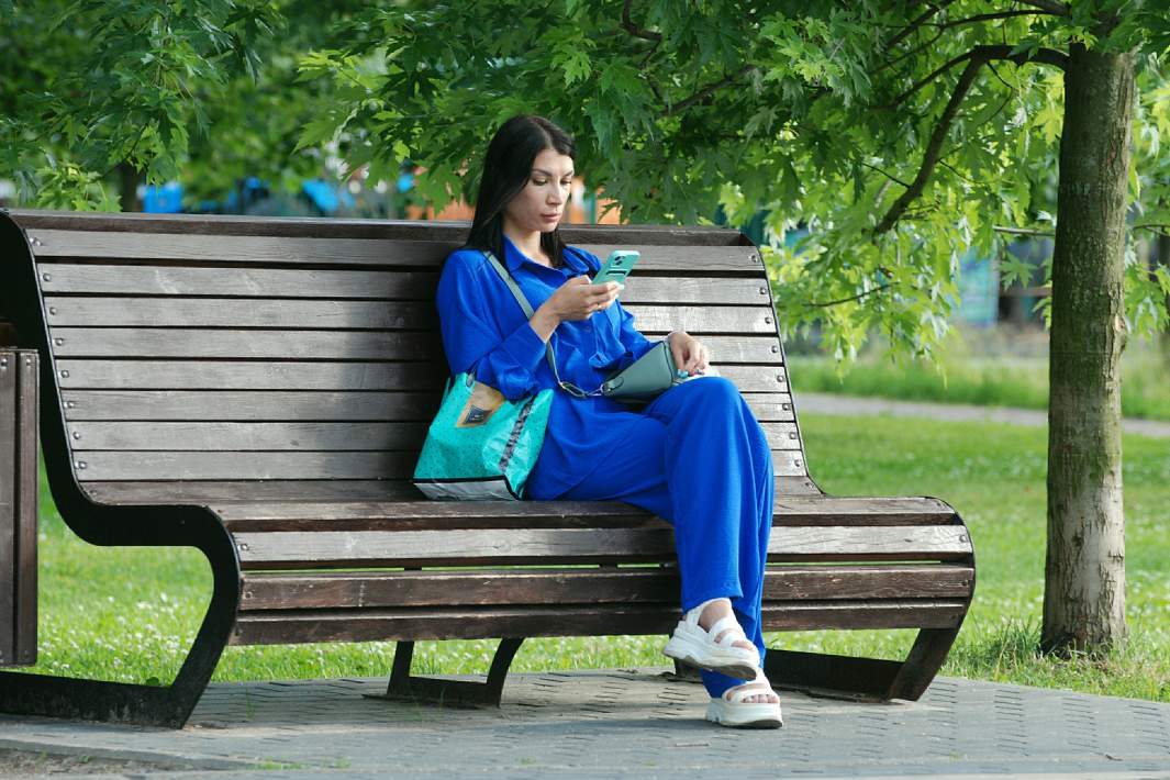 Девушка смотрит в телефон 