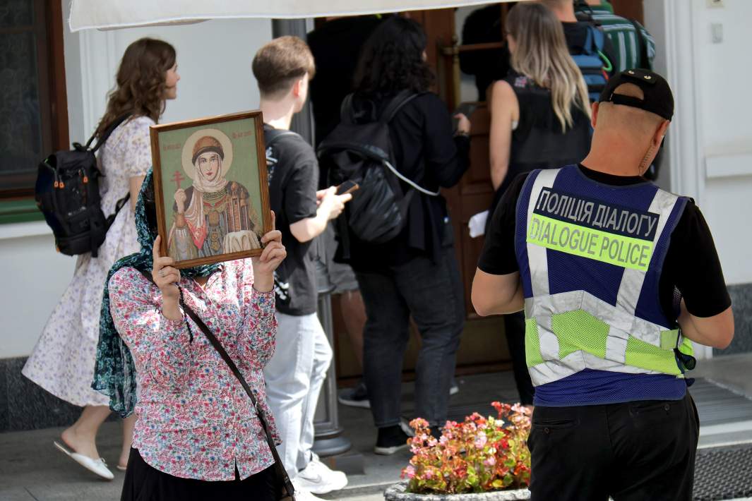 Полиция на территории храма 