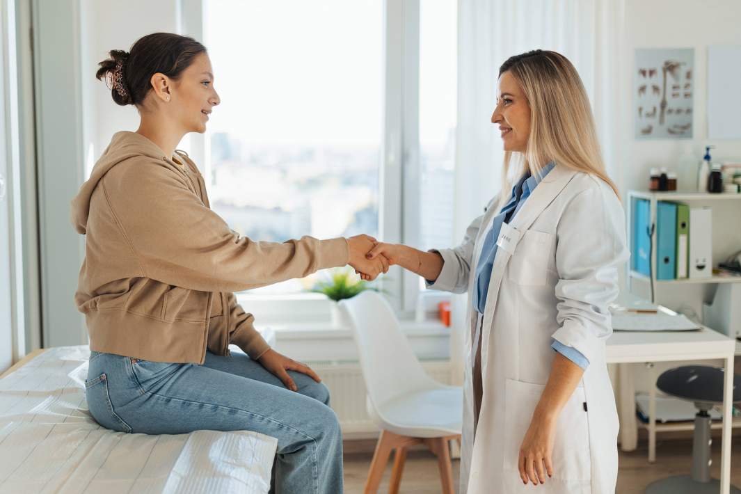 Врач и девушка