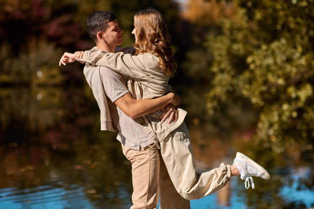 Влюбленная пара на свидании 