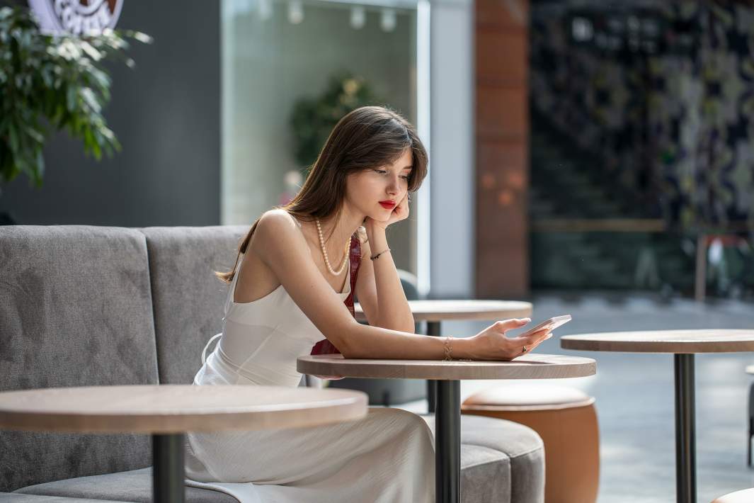 Девушка смотрит в телефон 