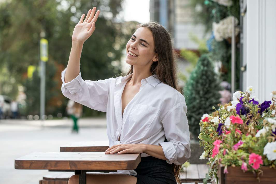 девушка зовет официанта