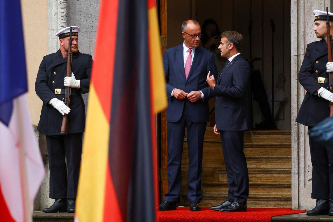 Канцлер Германии Фридрих Мерц и президент Франции Эммануэль Макрон на двусторонних переговорах на вилле «Борзиг» в Берлине. 23 июля 2025 года