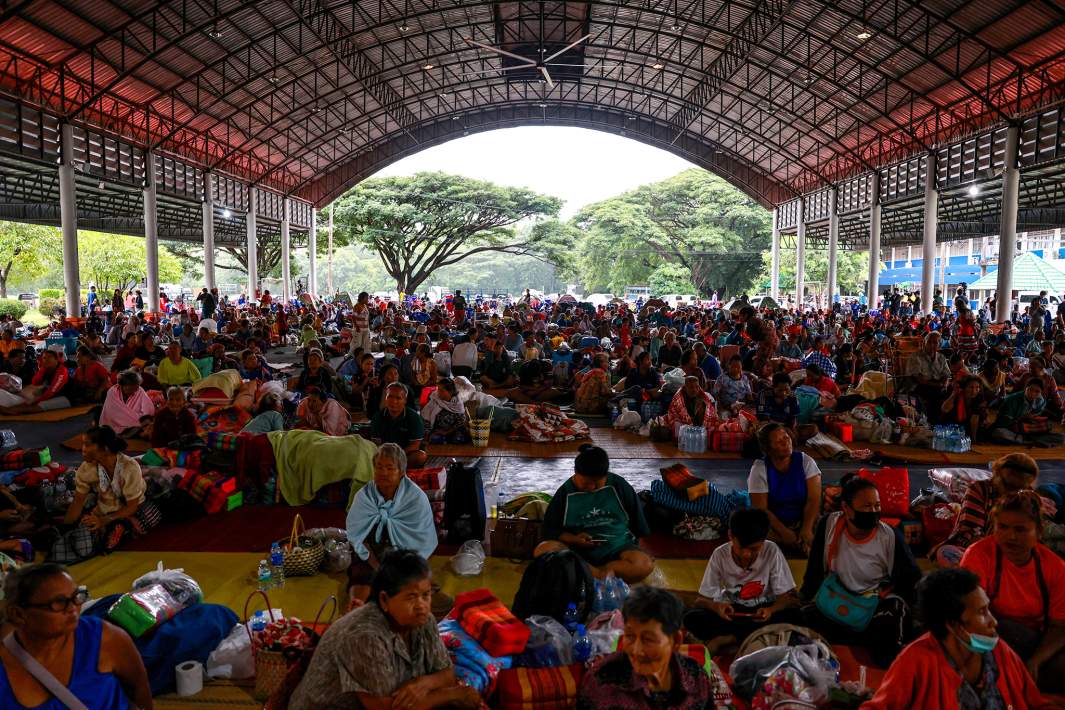 Люди отдыхают во временном убежище
