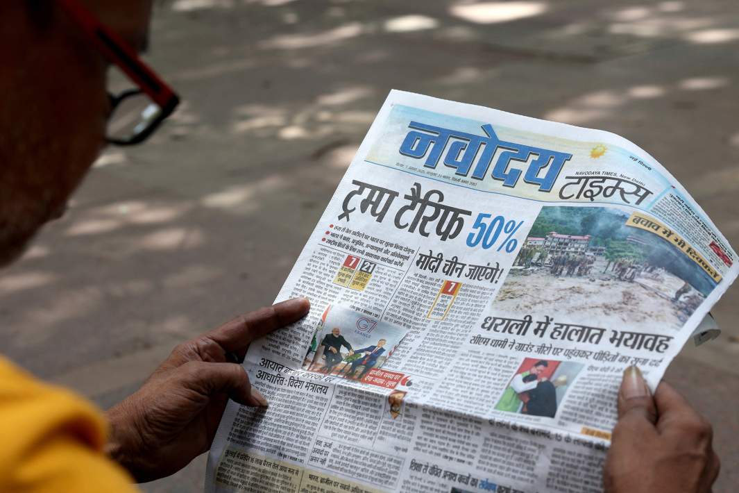 Мужчина с газетой в Дели