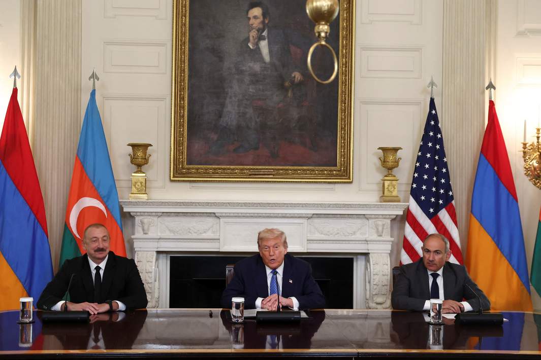 Президент США Дональд Трамп выступает во время трехстороннего подписания соглашений с премьер-министром Армении Николом Пашиняном и президентом Азербайджана Ильхамом Алиевым в Белом доме в Вашингтоне, округ Колумбия, 8 августа 2025 года.