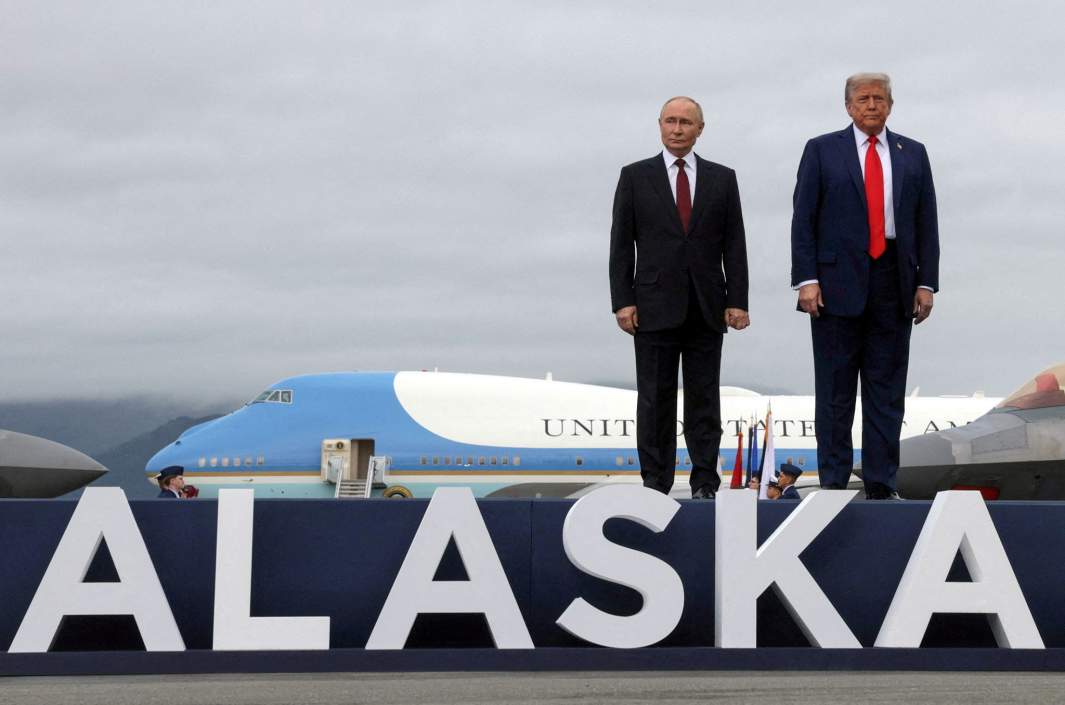 Президент России Владимир Путин и президент США Дональд Трамп позируют после прибытия на встречу на объединенной базе Элмендорф-Ричардсон в Анкоридже, Аляска