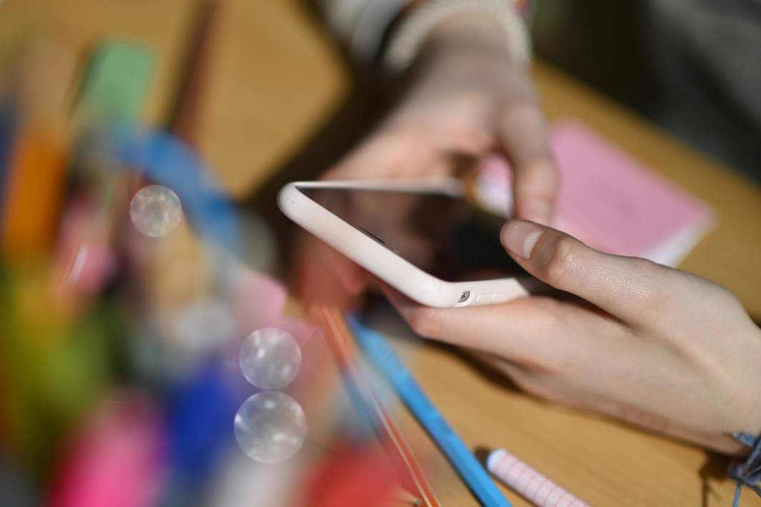 ребенок сидит в телефоне 