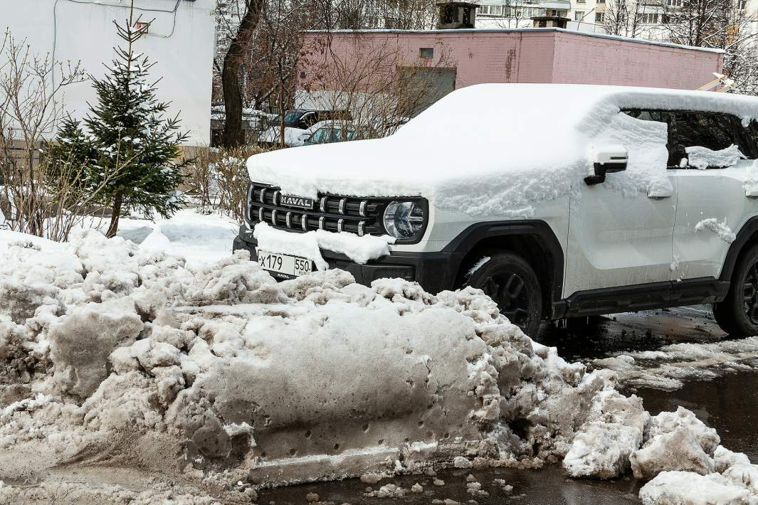 Китайский автомобиль под снегом