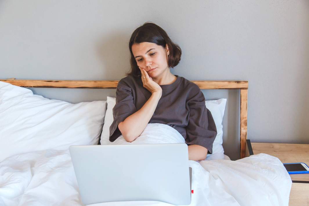 Женщина смотрит в ноутбук 