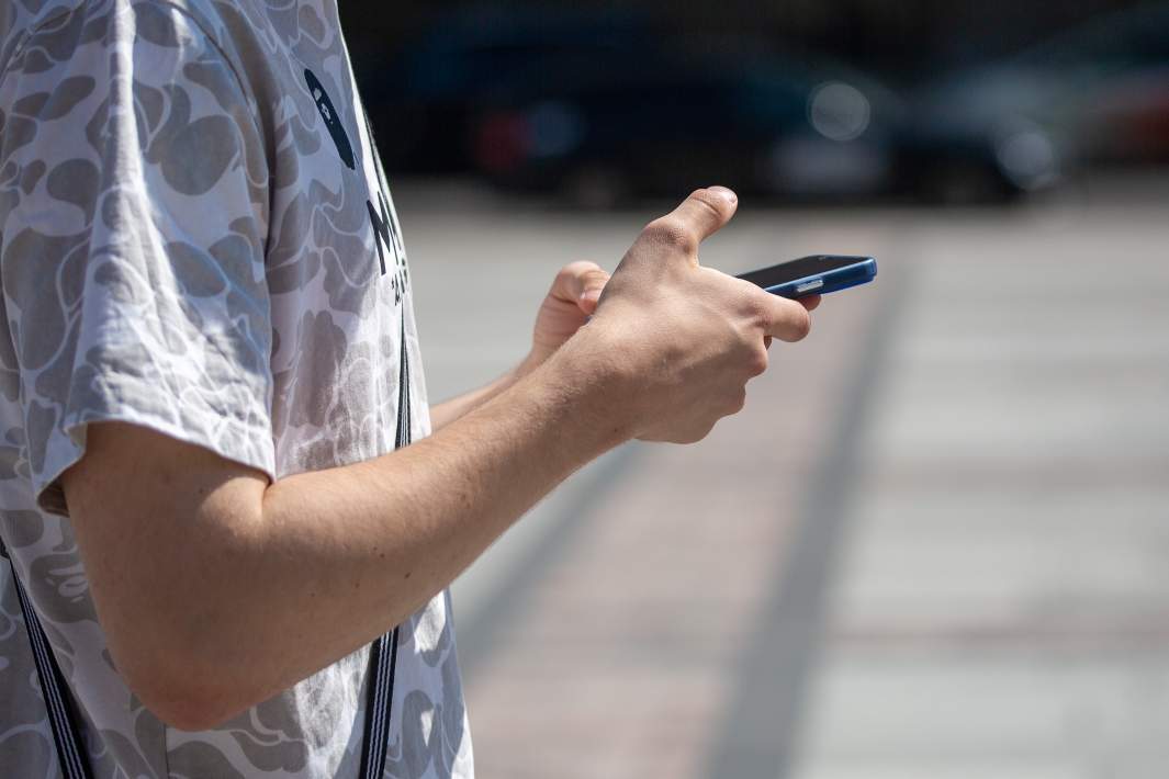 Телефон в руках