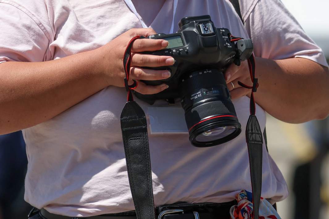 Фотограф осматривает фотоаппарат 