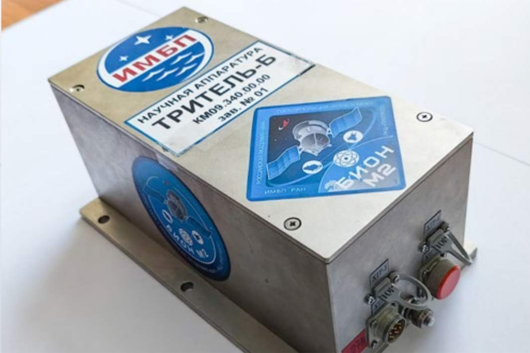 Научная аппаратура ТРИТЕЛЬ-Б. Предназначена для изучения динамики поглощенной  и эквивалентной дозы, потока и спектра линейно передачи энергии от различных источников ионизирующего излучения во время космического полета. 