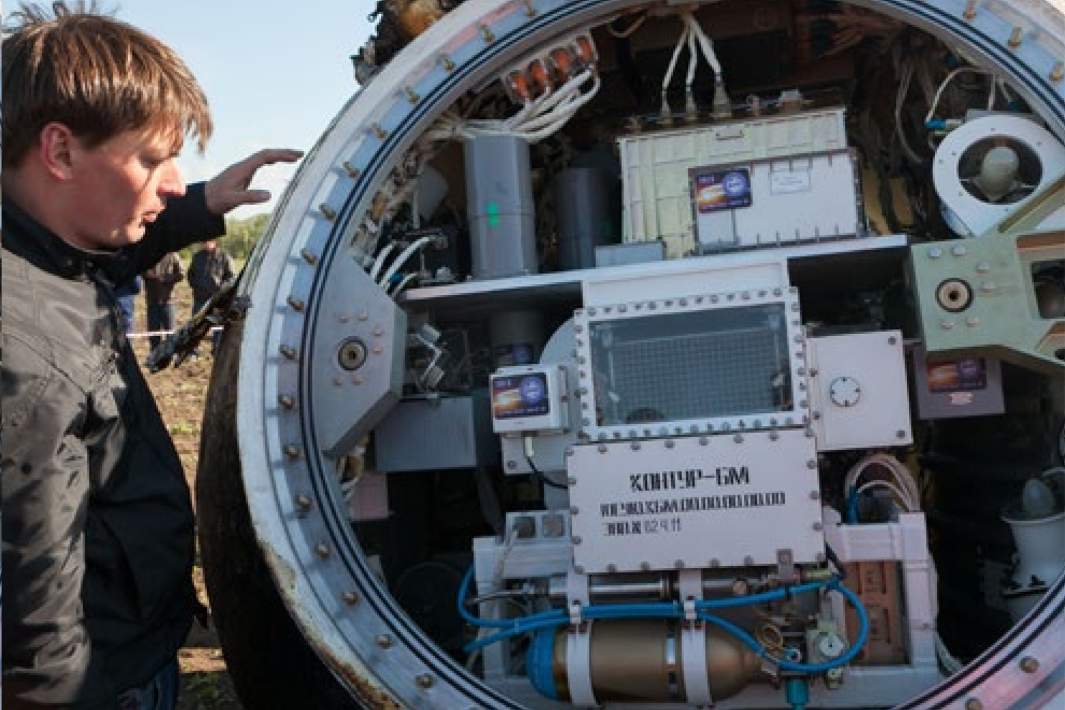 Работы на месте посадки биоспутнкиа «Бион-М1». Специалист ИМБП РАН осматривает внешний вид и состояние научной аппаратуры сразу после открытия люков