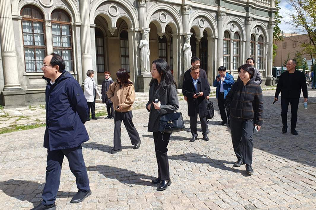 Делегация кинематографистов из Китая во время посещения Киноконцерна «Мосфильм»