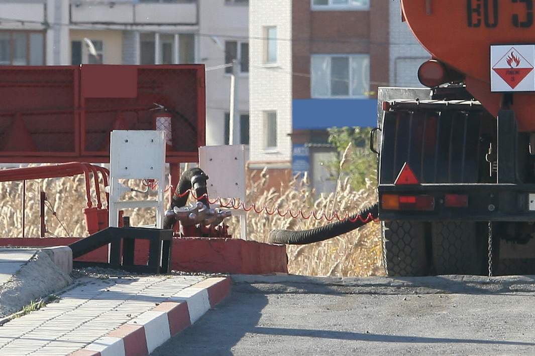 Бензовоз на заправке 