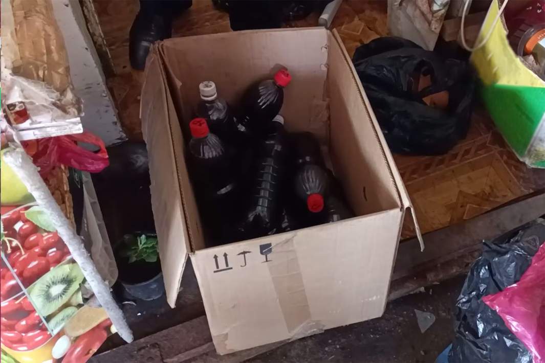 Пластиковые бутылки в коробке 