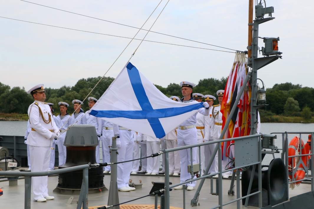 Поднятие Андреевского флага