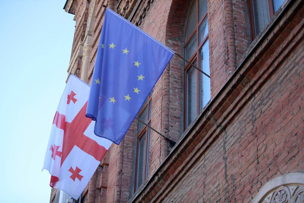 Флаги Грузии и Евросоюза