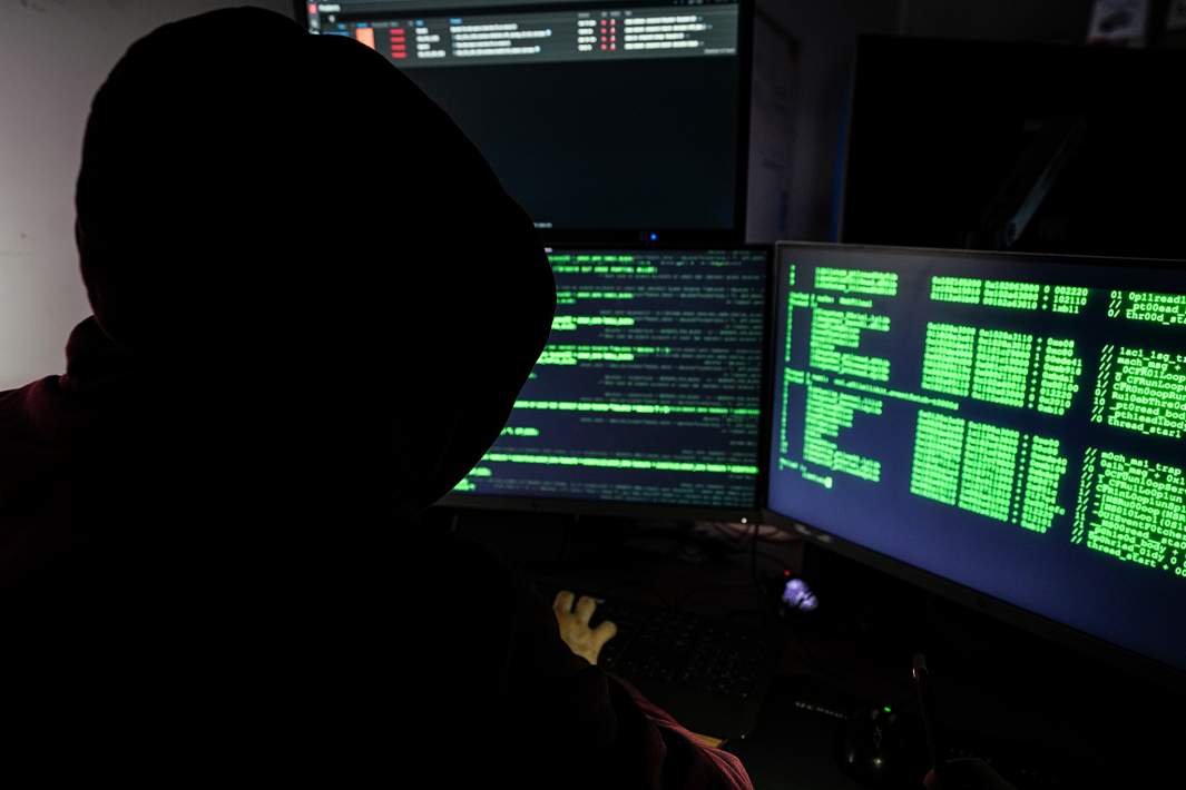 хакер за работой