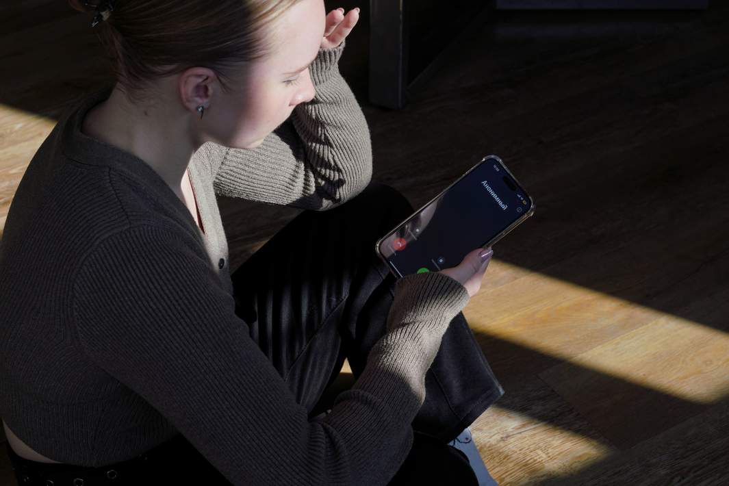 Девушке звонят мошенники 