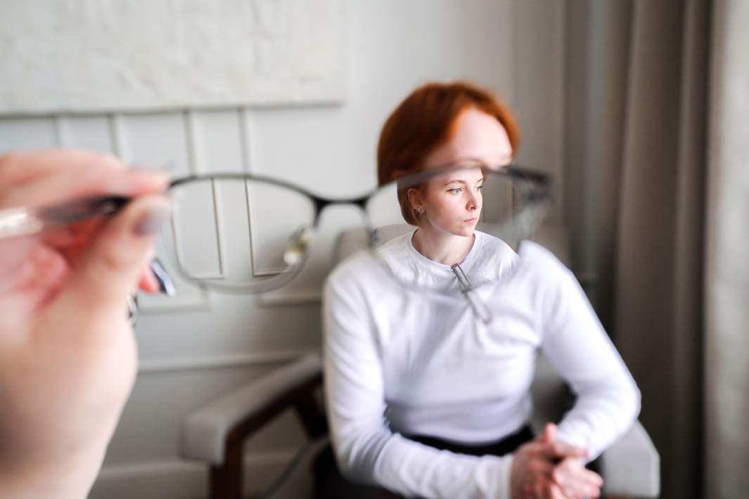 девушка и очки