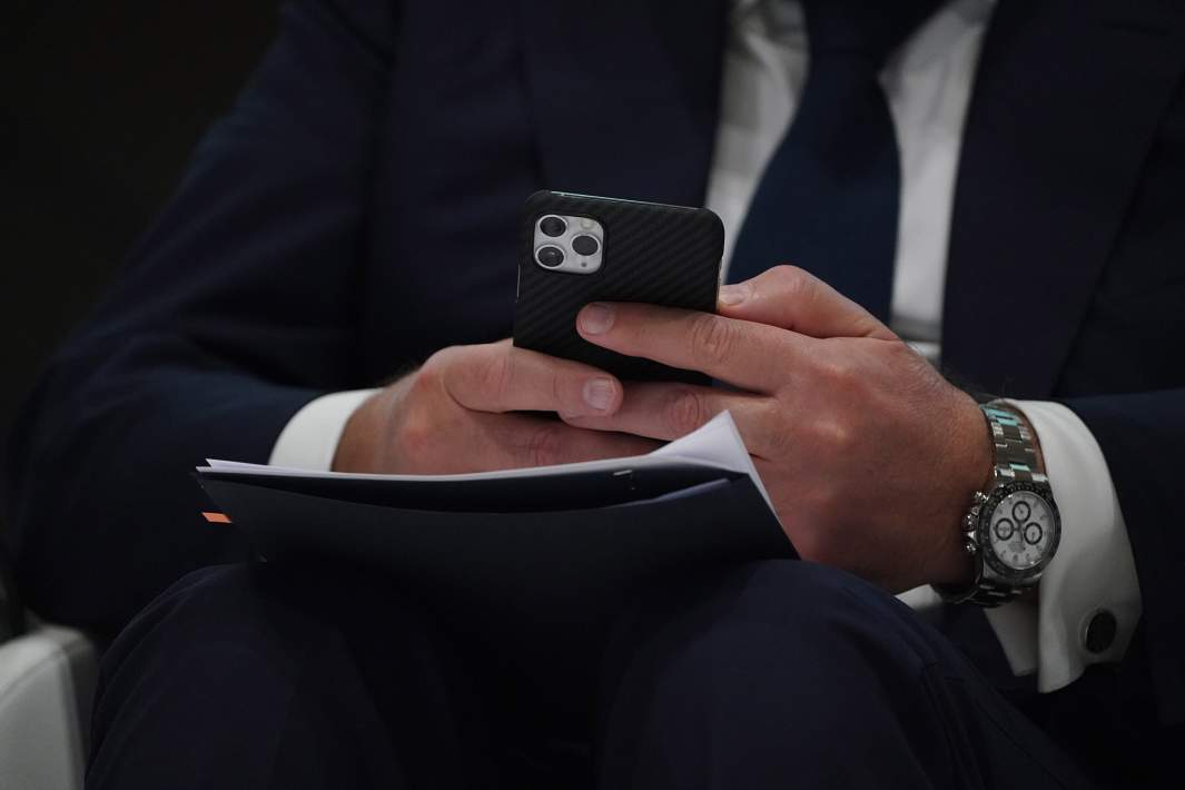 Телефон в руке 