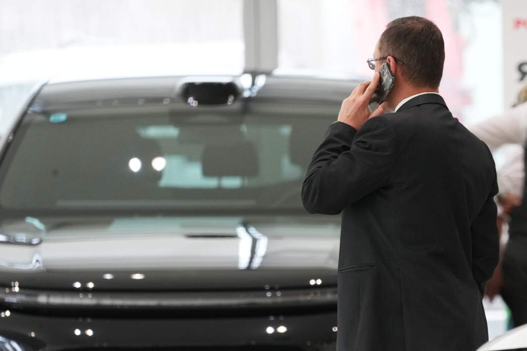 Покупатель в автосалоне 