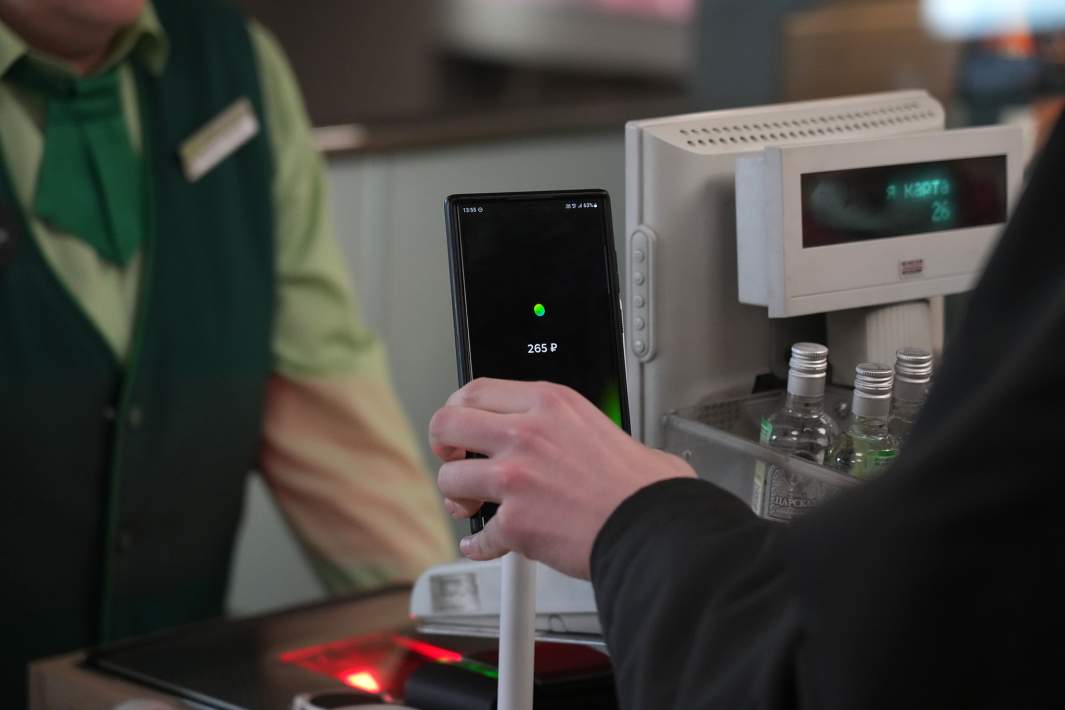 Покупатель во время оплаты товаров на кассе супермаркета