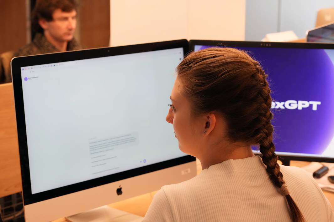 Девушка работает за компьютером