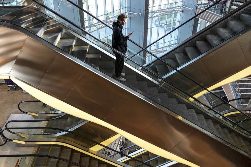 Эскалатор в торговом центре 