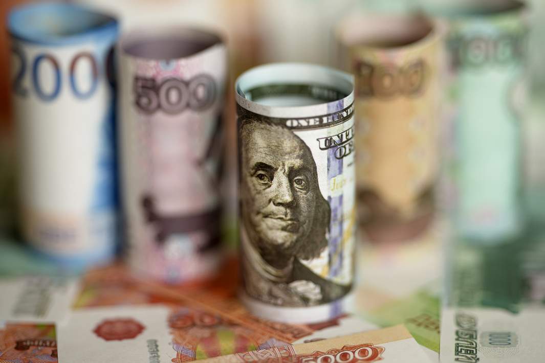 Доллар на фоне рублей 