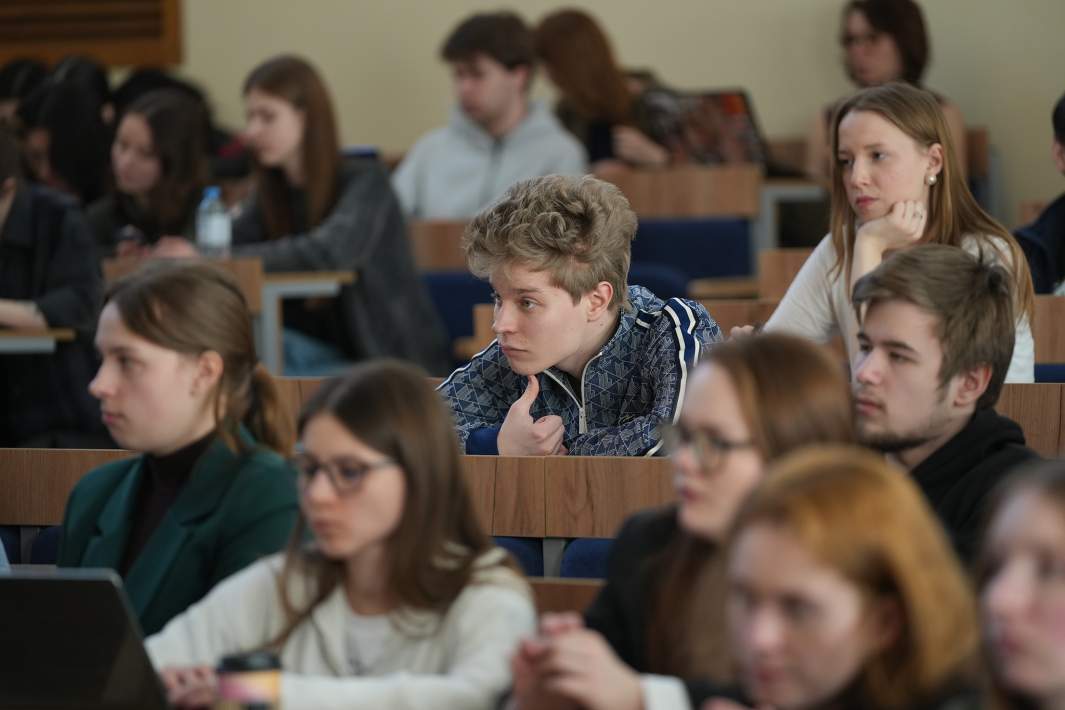 Студенты во время лекции 