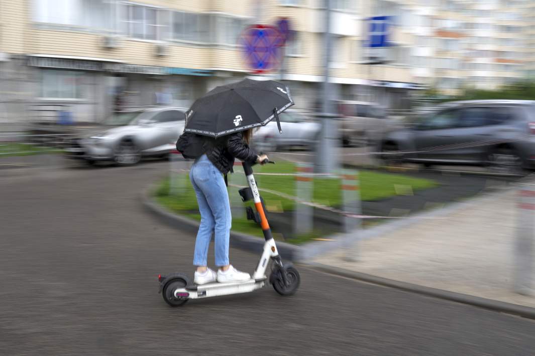 Девушка на электросамокате