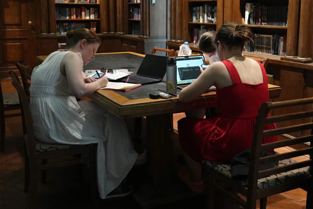 Студенты в библиотеке 