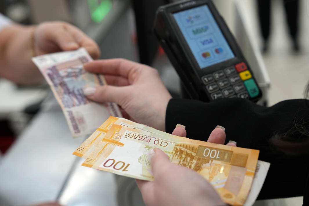 Покупатель расплачивается наличными деньгами на кассе