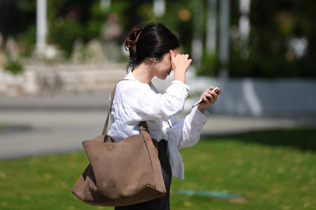 Девушка со смартфоном