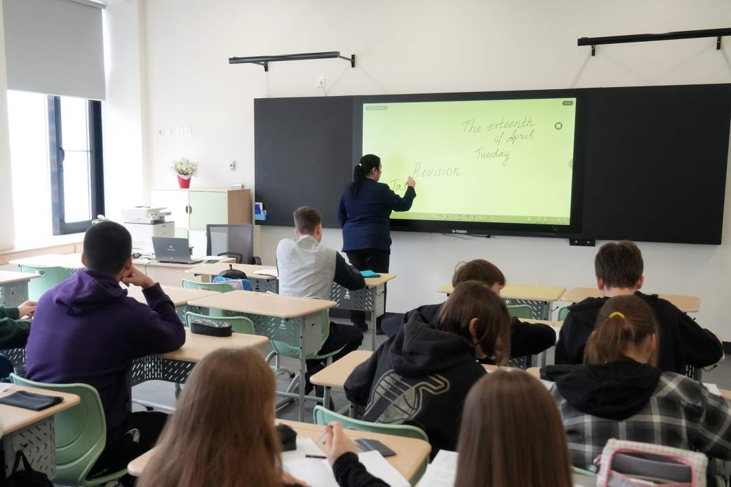 Ученики во время урока в средней общеобразовательной школе