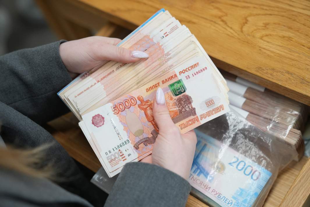 Пачки рублевых купюр 