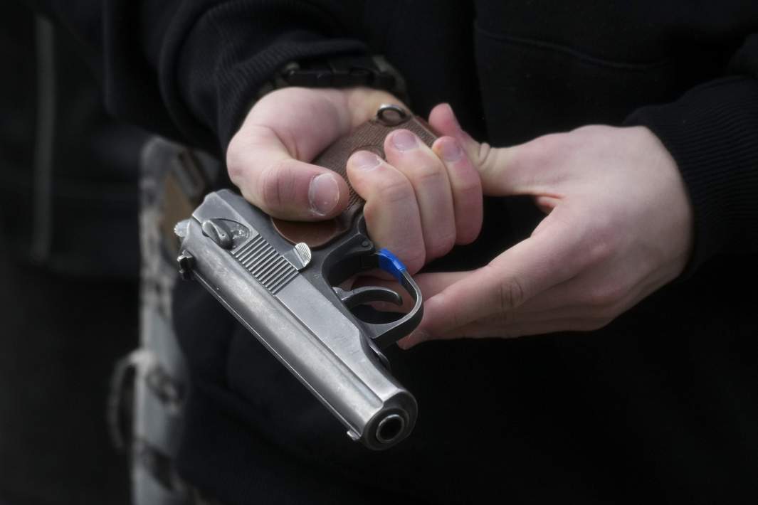 Пистолет в руках мужчины