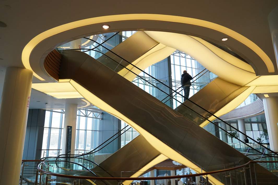 эскалатор в торговом центре 