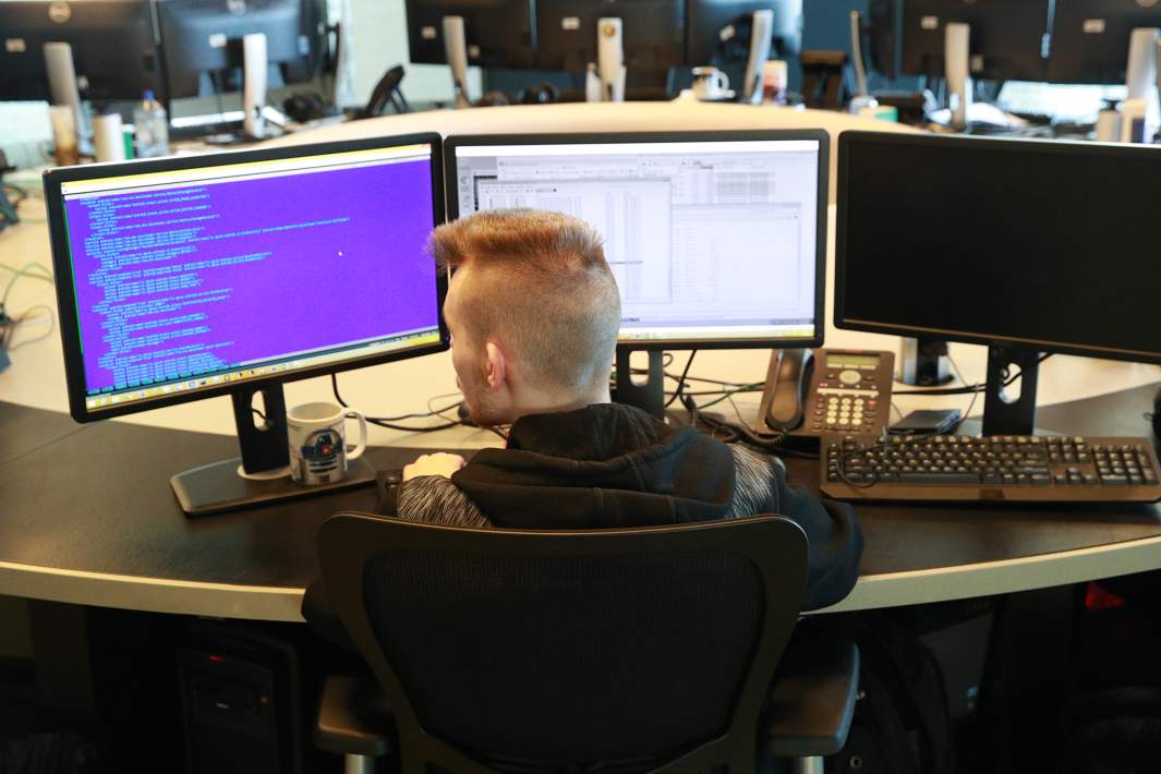 Программист за работой 