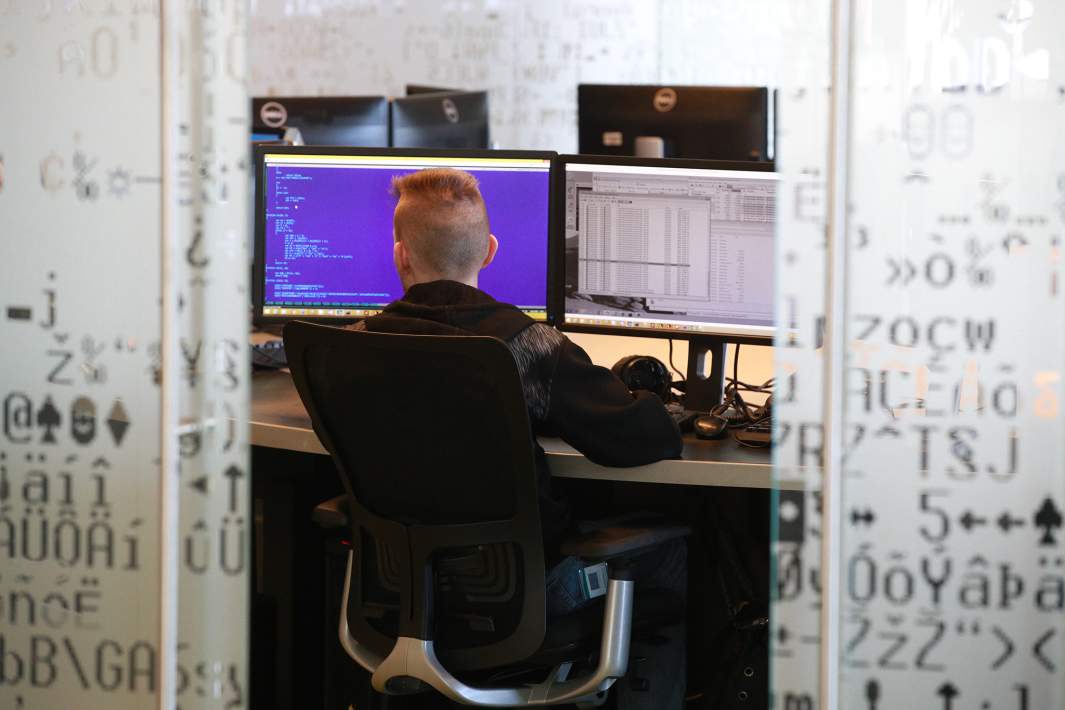 Программист за работой 