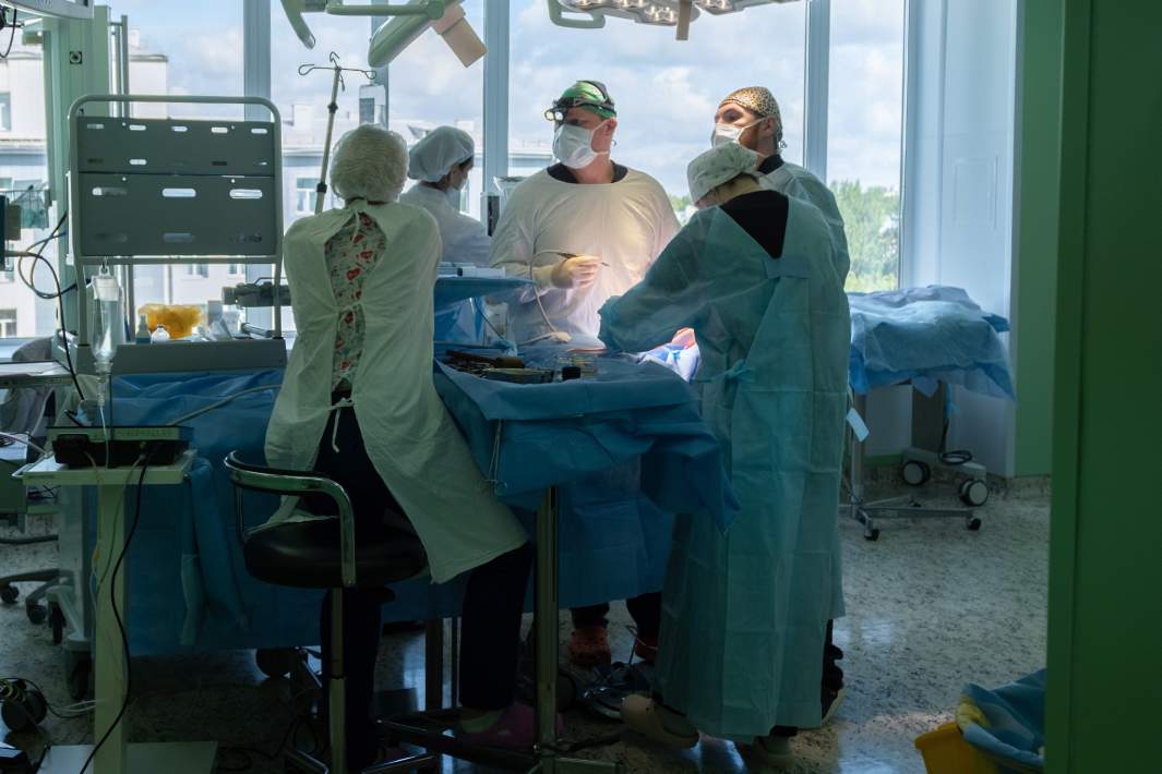 Врач во время операции 