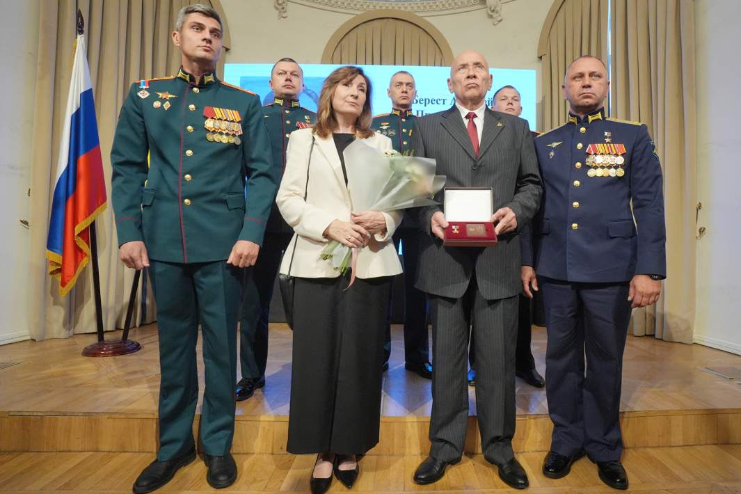 Внук Героя России Алексей Берест (второй справа) вместе с женой на церемонии вручения Золотой Звезды Героя России потомкам Алексея Береста